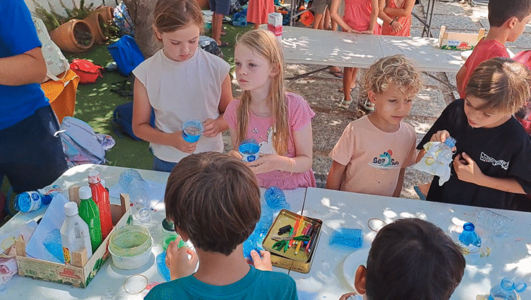 Niños haciendo una actividad en grupo en el campamento internacional de verano de Hablandis