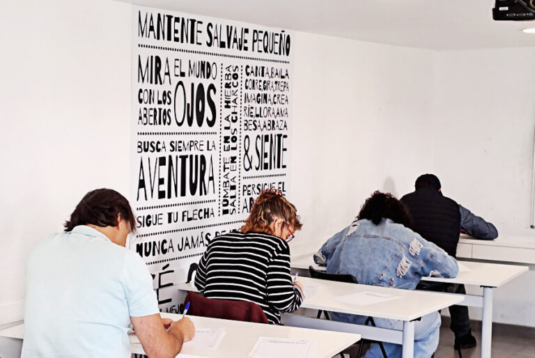 Alumnos realizando un examen en un aula de Hablandis