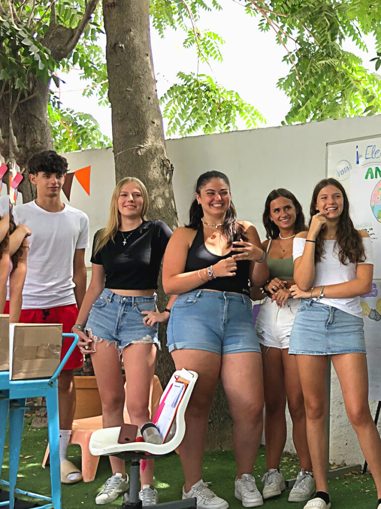 Grupo de estudiantes de un viaje de estudio posando juntos en Málaga