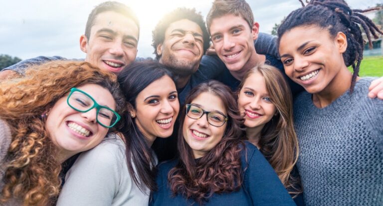Estudiantes de Hablandis haciéndose un selfie en Málaga