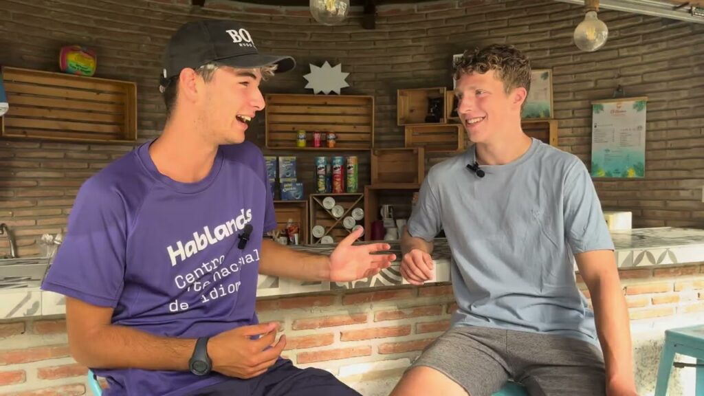 Connor, Student aus Boston, spricht auf Spanisch über sein zweites Jahr bei Hablandis