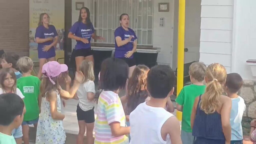 Niños siguiendo una actividad con las monitoras de Hablandis en Rincón de la Victoria