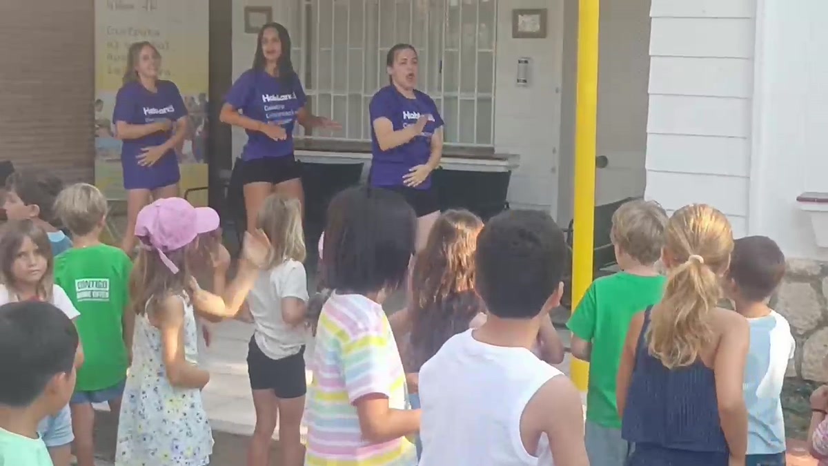 Niños siguiendo una actividad con las monitoras de Hablandis en Rincón de la Victoria