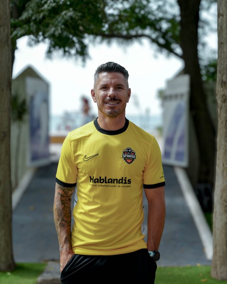 Giocatore con la maglia gialla del programma Calcio + Spagnolo